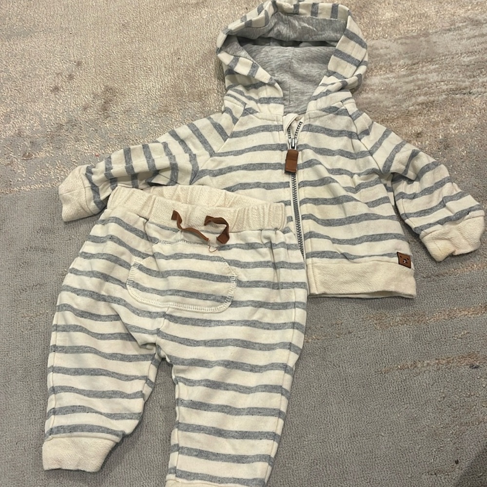 H&M zip up and joggers set.  2-4 month.  Navy and cream